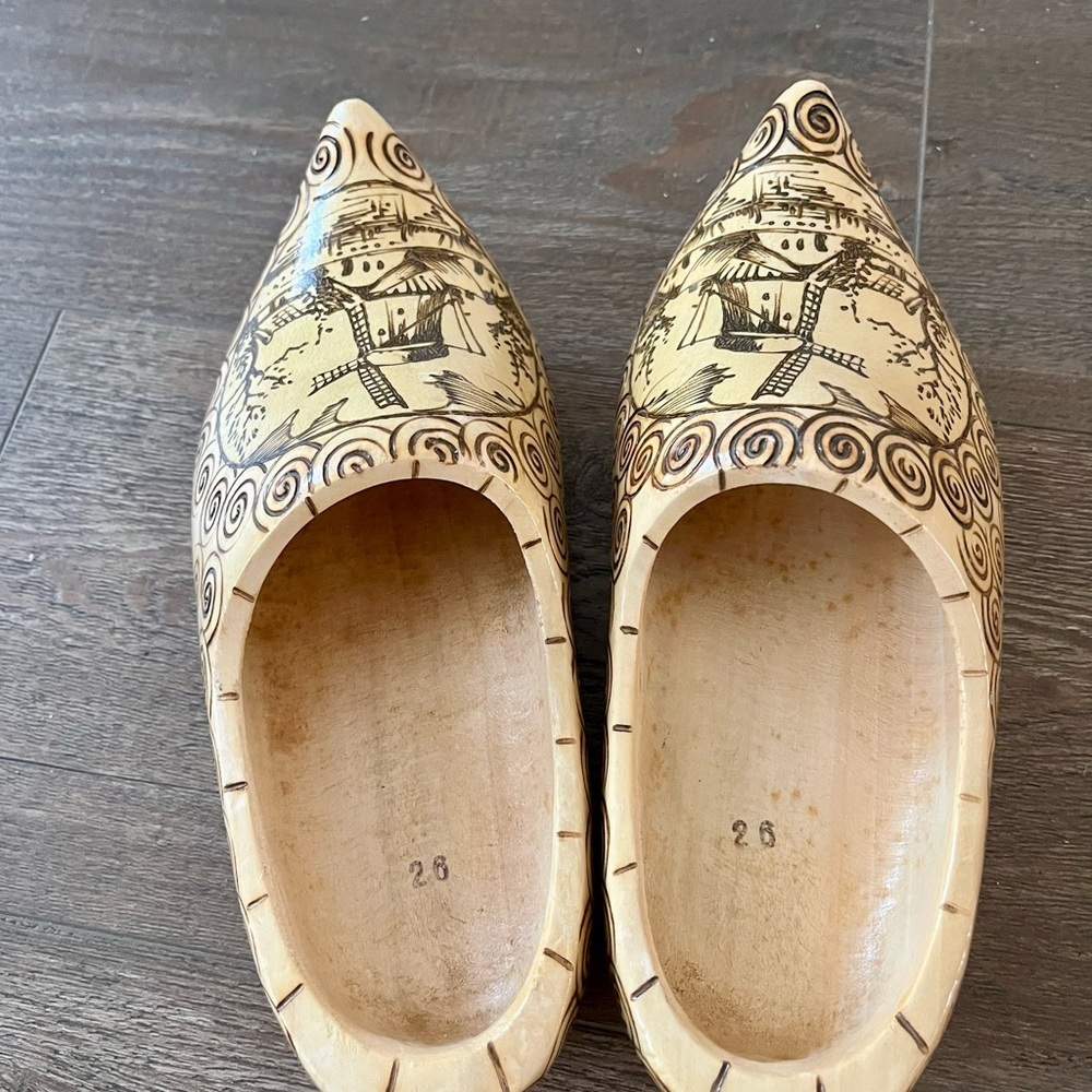 Wooden Clogs with Windmill Design - Picture 6 of 11